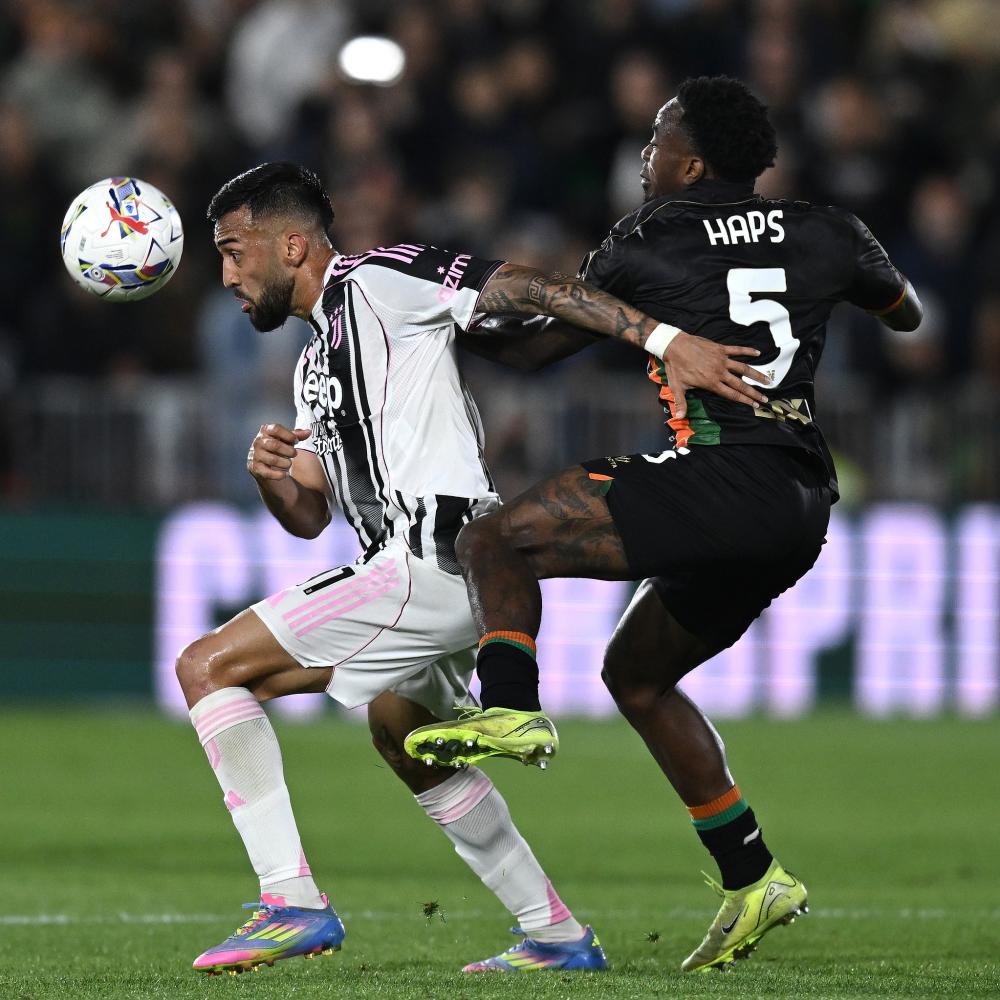 库里赛前训练身穿哈登10代球鞋